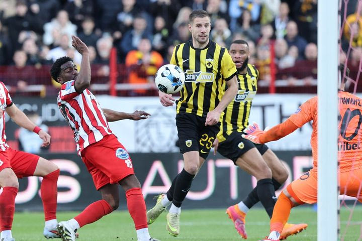 Ο Βάργκα άνοιξε το σκορ για την ΑΕΚ με κεφαλιά, σε φάση που εξετάστηκε πέντε λεπτά από το VAR