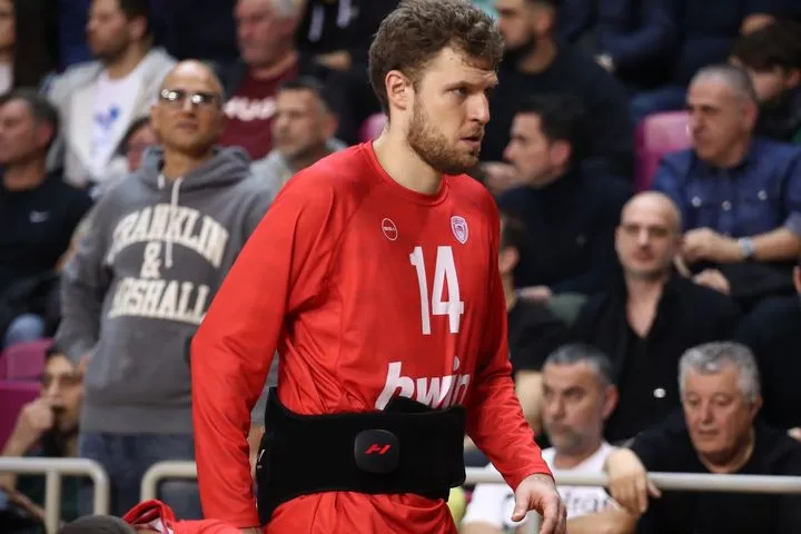 Ολυμπιακός – Παναθηναϊκός AKTOR: Με ζώνη στη μέση του ο Βεζένκοβ