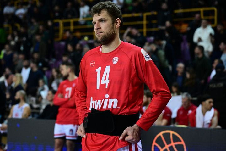 Πονάει ο Βεζένκοβ, θα ξεκαθαρίσει στην Αθήνα η κατάστασή του