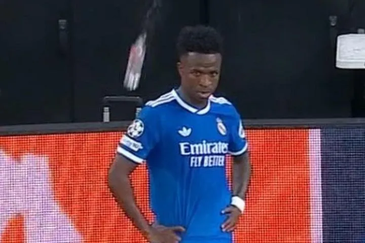 Μπενφίκα – Ρεάλ: Οπαδοί των Λουζιτανών έριξαν μπουκάλι στον Βινίσιους