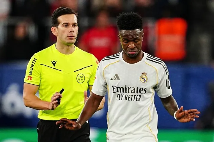 Ρεάλ: Η La Liga διερευνά καρέ που δείχνει οπαδούς της Οσασούνα να εύχονται θάνατο στον Βινίσιους