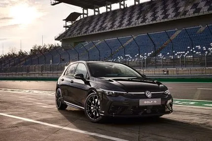 Το "εκρηκτικό" Volkswagen Golf R σε σκοτεινή έκδοση Black Edition