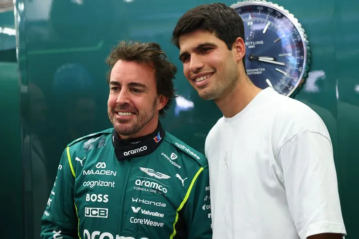 O Κάρλος Αλκαράθ πήγε στο Μπαχρέιν για να συναντήσει το ίνδαλμά του, Φερνάντο Αλόνσο