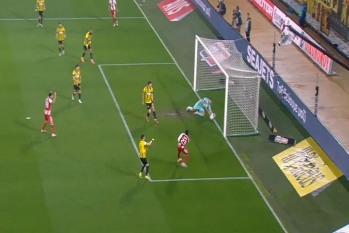 Τεράστια ευκαιρία του Ολυμπιακού με Ροντινέι, καταπληκτική επέμβαση Στρακόσα πάνω στη γραμμή