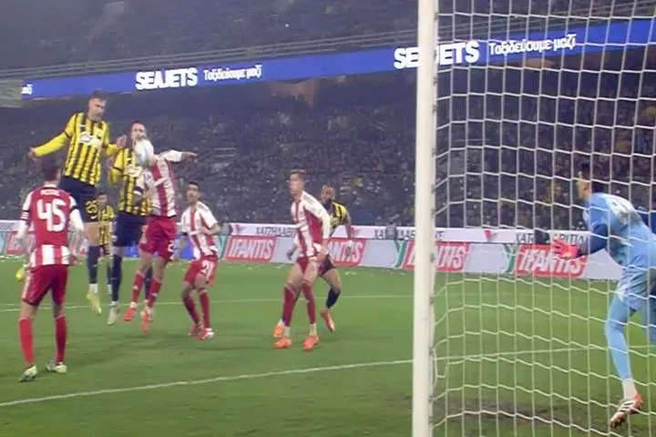 Ο Βάργκα με καρφωτή κεφαλιά άνοιξε το σκορ για την ΑΕΚ κόντρα στον Ολυμπιακό