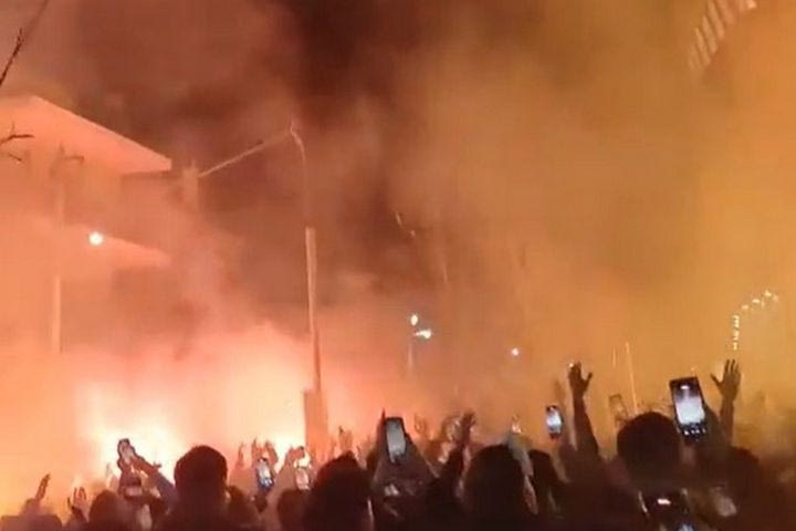 Τη νύχτα μέρα έκαναν οι οπαδοί της ΑΕΚ έξω από την Allwyn Arena πριν το πρώτο σφύριγμα