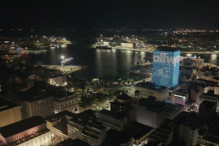 Εντυπωσιακές εικόνες από τον Πύργο του Πειραιά που «ντύθηκε» στα χρώματα της Allwyn