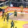 Απίστευτο alley-oop κάρφωμα του Κώστα Αντετοκούνμπο με το ένα χέρι μπροστά από τον Όσμαν