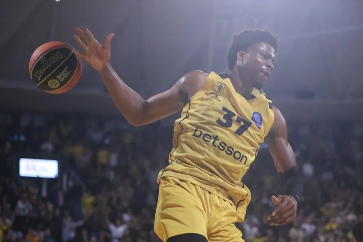 Ο Γιάννης Αντετοκούνμπο πανηγύρισε τη νίκη του Κώστα και του Άρη Betsson κόντρα στον Παναθηναϊκό AKTOR