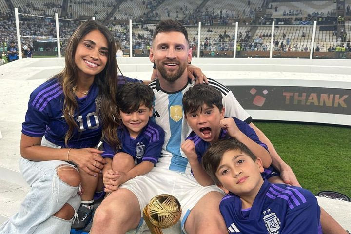 Οικογενειακές στιγμές για τον Λιονέλ Μέσι στην αποθεραπεία: Έπαιξε μπάλα με τους γιους του στον κήπο