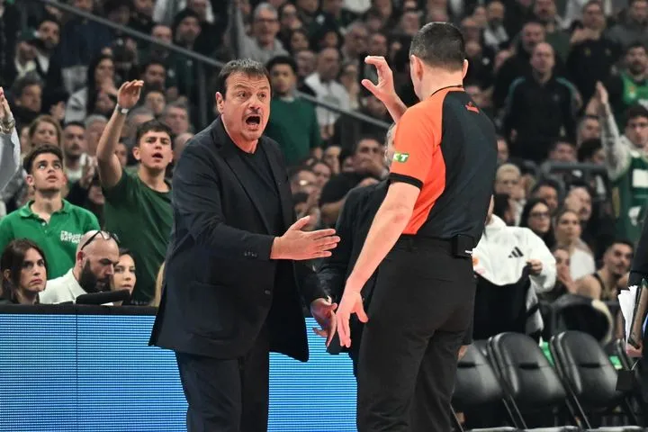 Έξαλλος ο Αταμάν, ζήτησε φάουλ πάνω στον Σλούκα και χρεώθηκε με τεχνική ποινή