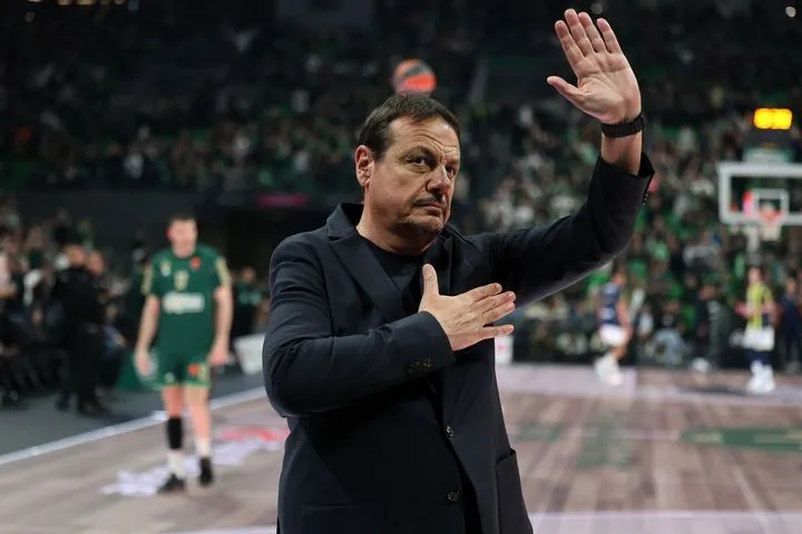 Θερμή υποδοχή για τον Εργκίν Αταμάν από τον κόσμο του Παναθηναϊκού AKTOR πριν το παιχνίδι με τη Φενέρμπαχτσε