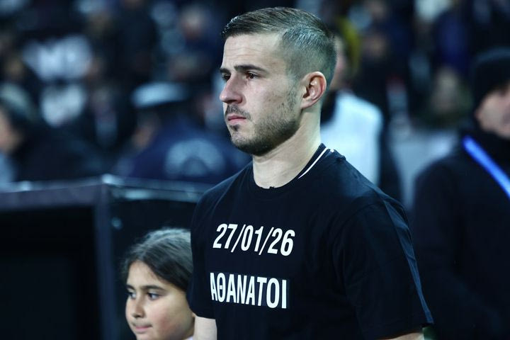 ΠΑΟΚ: Συγκλονιστικές στιγμές στην Τούμπα, με δάκρυα στα μάτια οι οπαδοί, με μπλούζες “Αθάνατοι” οι παίκτες