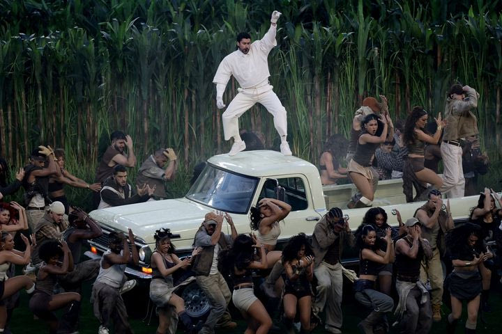 Super Bowl: Ο Bad Bunny έφερε το Πουέρτο Ρίκο στη σκηνή και έγραψε ιστορία τραγουδώντας μόνο ισπανικά