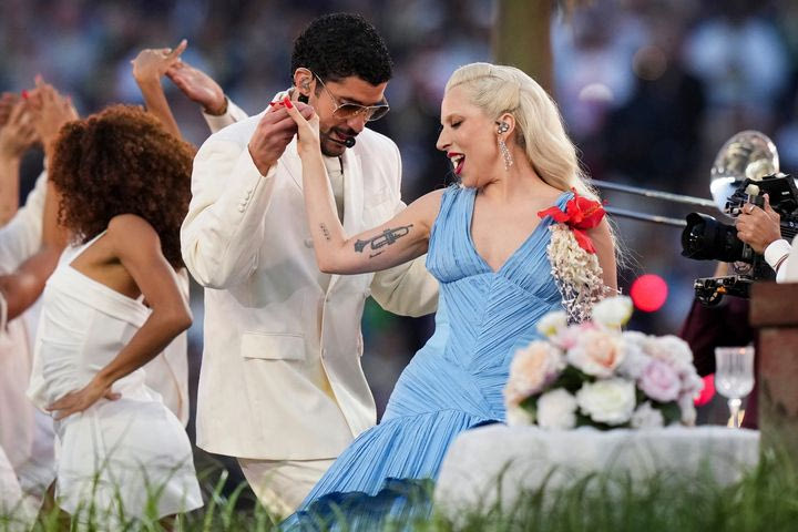 Super Bowl: Η εντυπωσιακή εμφάνιση της Lady Gaga και ο χορός με τον Bad Bunny