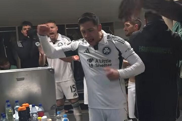 Μπακασέτας στα αποδυτήρια μετά την πρόκριση: "Υποφέραμε πολύ αυτή τη χρονιά, αλλά το αξίζαμε το γ@μ@μ@νο"