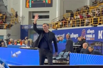 Η αποθέωση του Γιώργου Μπαρτζώκα στο Ηράκλειο μετά τη νίκη επί της ΑΕΚ