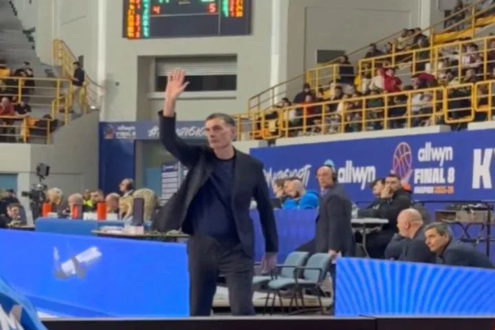 Η αποθέωση του Γιώργου Μπαρτζώκα στο Ηράκλειο μετά τη νίκη επί της ΑΕΚ