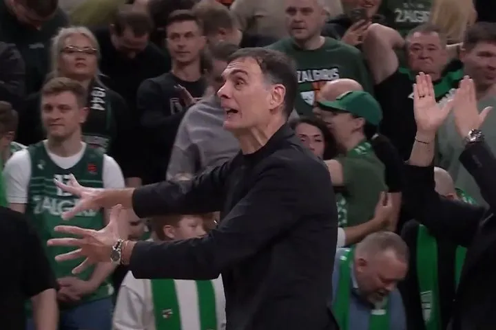 Το "pass the ball" του Μπαρτζώκα στον Φουρνιέ στην τελευταία φάση της κανονικής διάρκειας του αγώνα