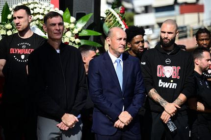 Σύσσωμο το τμήμα μπάσκετ του Ολυμπιακού στο μνημόσυνο για τα θύματα της Θύρας 7