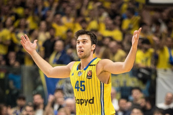 Η Μακάμπι επικράτησε της Μπάγερν σε έναν διαγωνισμό τριπόντων που εξελίχθηκε σε θρίλερ και κρίθηκε στην παράταση