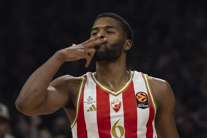 Ο Μπάτλερ πήρε φωτιά με επτά τρίποντα και ο Ερυθρός Αστέρας επικράτησε της Εφές