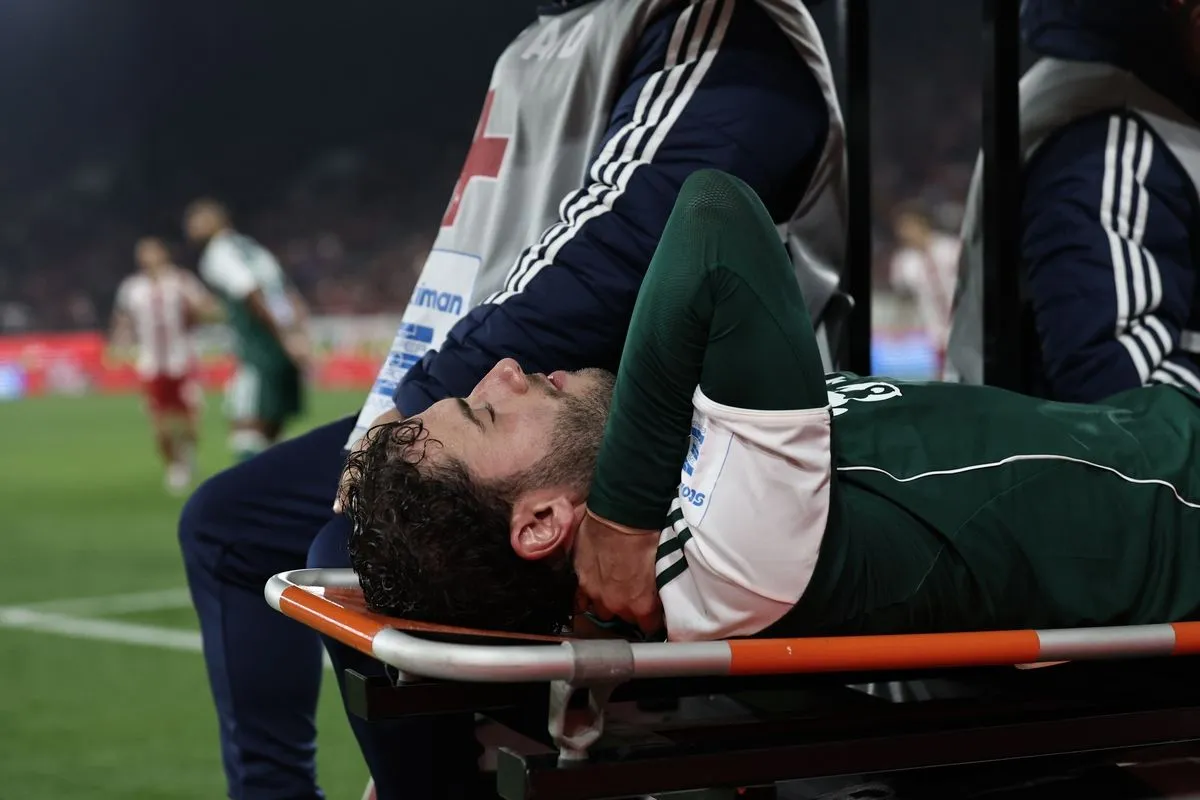 Ολυμπιακός – Παναθηναϊκός: Αγωνία για Καλάμπρια, αποχώρησε με φορείο και κολάρο