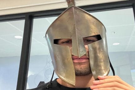 Σαν σύγχρονος μονομάχος ο Κάρλος Αλκαράθ φόρεσε περικεφαλαία και γιόρτασε την κατάκτηση του Australian Open