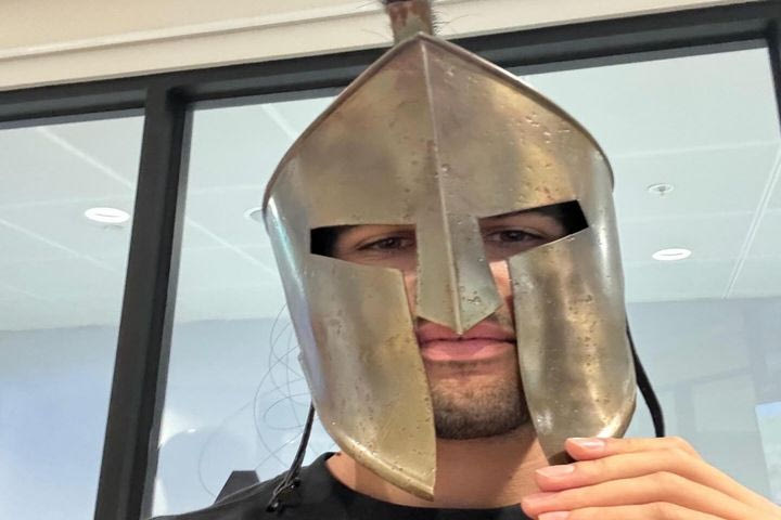 Σαν σύγχρονος μονομάχος ο Κάρλος Αλκαράθ φόρεσε περικεφαλαία και γιόρτασε την κατάκτηση του Australian Open