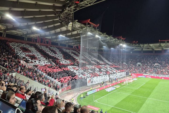 Ολυμπιακός – Παναθηναϊκός: Το εντυπωσιακό κορεό των φίλων των ερυθρολεύκων προς τιμήν των θυμάτων της Θύρας 7