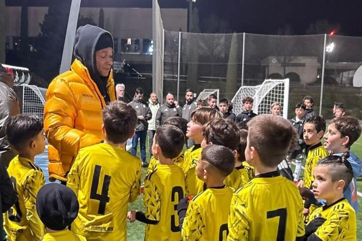 Κιλιάν Εμπαπέ – Ασράφ Χακίμι: Η έκπληξη τους στους μικρούς ποδοσφαιριστές των ακαδημιών