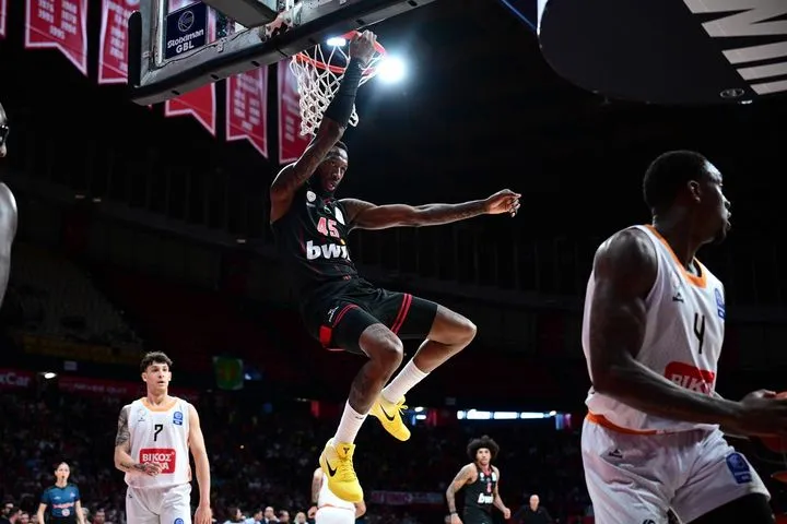 Το εντυπωσιακό κάρφωμα του Ντόντα Χολ στο Ολυμπιακός – Προμηθέας