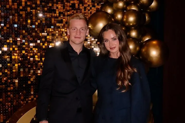 Ο Ντόνι Φαν Ντε Μπεκ αρραβωνιάστηκε την κόρη του θρύλου της Άρσεναλ, Ντένις Μπέργκαμπ