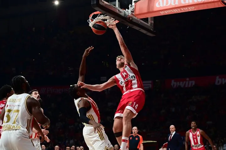 Απίστευτο κάρφωμα από τον Βεζένκοβ, που πήρε παραμάζωμα την άμυνα του Ερυθρού Αστέρα