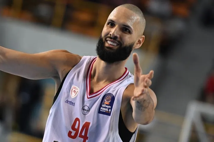 Ολυμπιακός – ΑΕΚ 81-67: Ερυθρόλευκος περίπατος, αλλά και ανησυχία για τον Τζόουνς