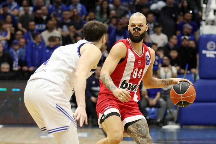 Ηρακλής – Ολυμπιακός: Ο Φουρνιέ πέτυχε 30 πόντους στα πρώτα τριάντα λεπτά