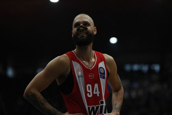 Ο Φουρνιέ ευχήθηκε "Happy Valentine's day" με ένα κουτί τρίγωνα Πανοράματος και αχόρταγο βλέμμα