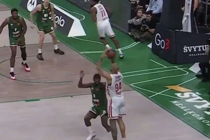 Ζάλγκιρις – Ολυμπιακός: Τρίποντο του Φουρνιέ που γύρισε και κοίταξε τα court seats