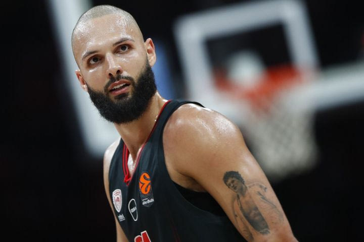 Ο σταθερός Βεζένκοβ, το διαστημικό 10λεπτο και τα Pick and Roll του Φουρνιέ με τον Τζόουνς