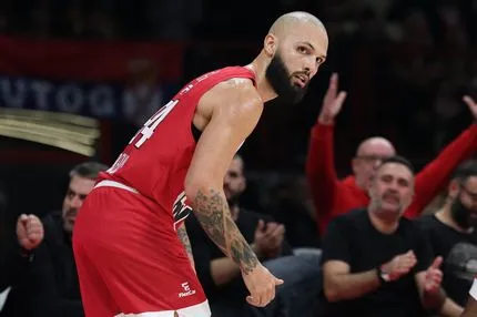 Ορεξάτος ο Φουρνιέ με back to back τρίποντα στη δεύτερη περίοδο απέναντι στον Ερυθρό Αστέρα