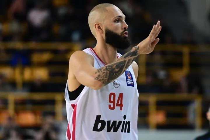 Περίπατος του Ολυμπιακού επί της ΑΕΚ, πρόκριση στα ημιτελικά του Allwyn Final 8, αλλά και ανησυχία για τον Ταϊρίκ Τζόουνς