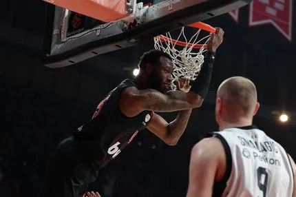 Τρομερό alley-oop κάρφωμα του Χολ από ασίστ του Φουρνιέ