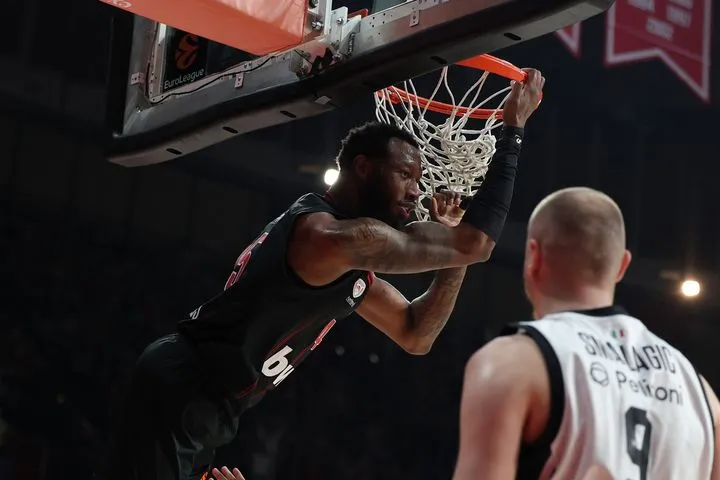 Ολυμπιακός – Βίρτους: Τρομερό alley-oop κάρφωμα του Χολ από ασίστ του Φουρνιέ