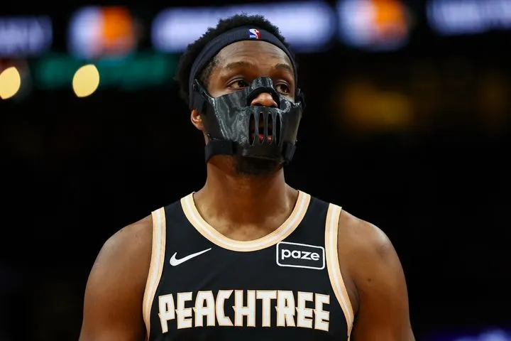 Ο Ονιέκα Οκόνγκου επέστρεψε με εντυπωσιακή προστατευτική μάσκα