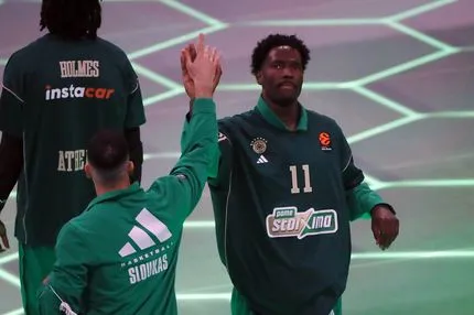 Θερμό χειροκρότημα για τον Χέιζ-Ντέιβις πριν την πρώτη του παράσταση στο glass floor του T-Center Athens