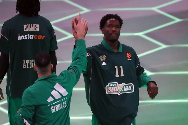 Παναθηναϊκός AKTOR – Παρί: Θερμό χειροκρότημα για τον Χέιζ-Ντέιβις πριν την πρώτη του παράσταση στο glass floor του T-Center Athens