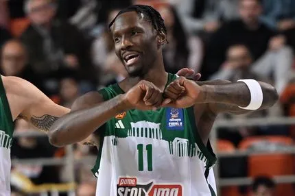 Ο Χέιζ-Ντέιβις πέρασε στο παρκέ για το ντεμπούτο του με τον Παναθηναϊκό και αποθεώθηκε