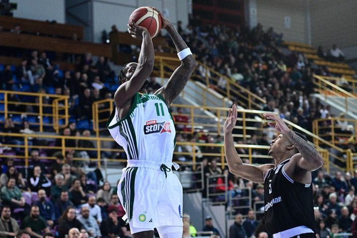 Το πρώτο καλάθι του Χέιζ-Ντέιβις με τη φανέλα του Παναθηναϊκού AKTOR