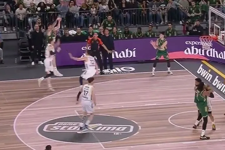 Τρίποντο Χουάντσο με step-back πριν από τη λήξη του πρώτου δεκαλέπτου