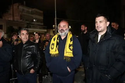 Στην πλατεία του αετού ο Ηλιόπουλος, αποθεώθηκε από τον κόσμο της ΑΕΚ πριν από το ματς με τον Λεβαδειακό